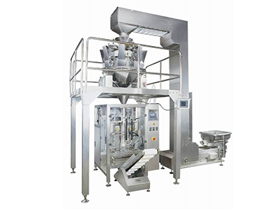 Combination of main packaging machine and multihead weigher